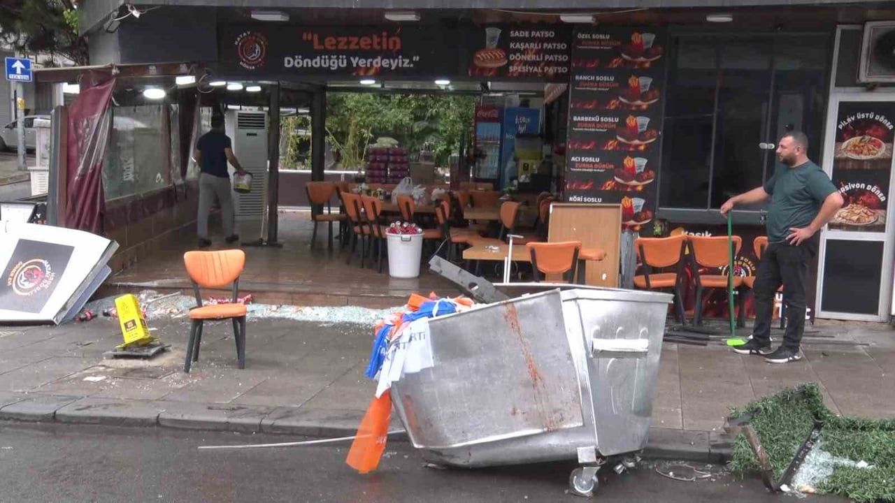 KAZA SONUCU DÜKKANDA HASAR OLUŞTU