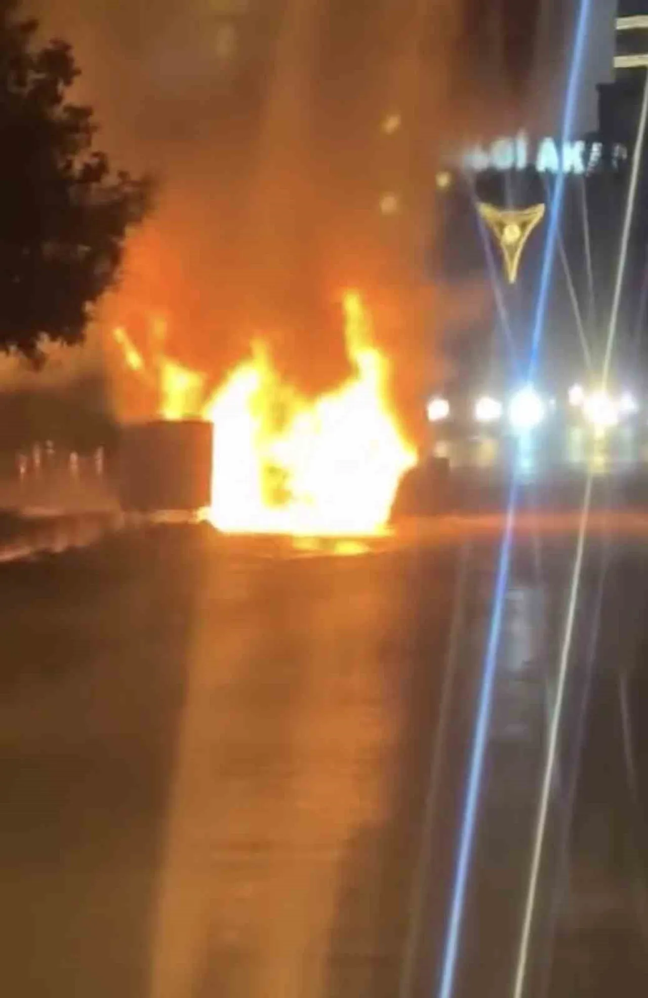 SAMSUN’UN ATAKUM İLÇESİNDE BİR OTOMOBİLDE YANGIN ÇIKTI. ALEVLERE TESLİM OLAN ARAÇTA YER YER...