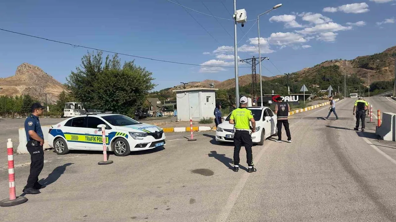 PALU İLÇESİNDE POLİS EKİPLERİ TARAFINDAN KAPSAMLI HUZUR VE GÜVEN UYGULAMASI YAPILDI.