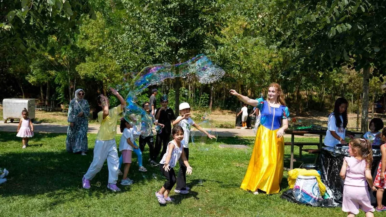 İZMİT VE GEBZE’DE DÜZENLENEN “LOKOAİLE BULUŞMALARI”NDA ÇOCUKLAR RENKLİ ETKİNLİKLERLE DOYASIYA...