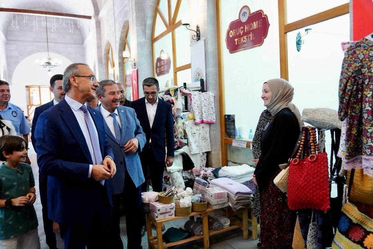 BAŞKAN BOZKURT, TARİHİ BEDESTEN'DE KADIN GİRİŞİMCİLER VE ESNAFLA BULUŞTU