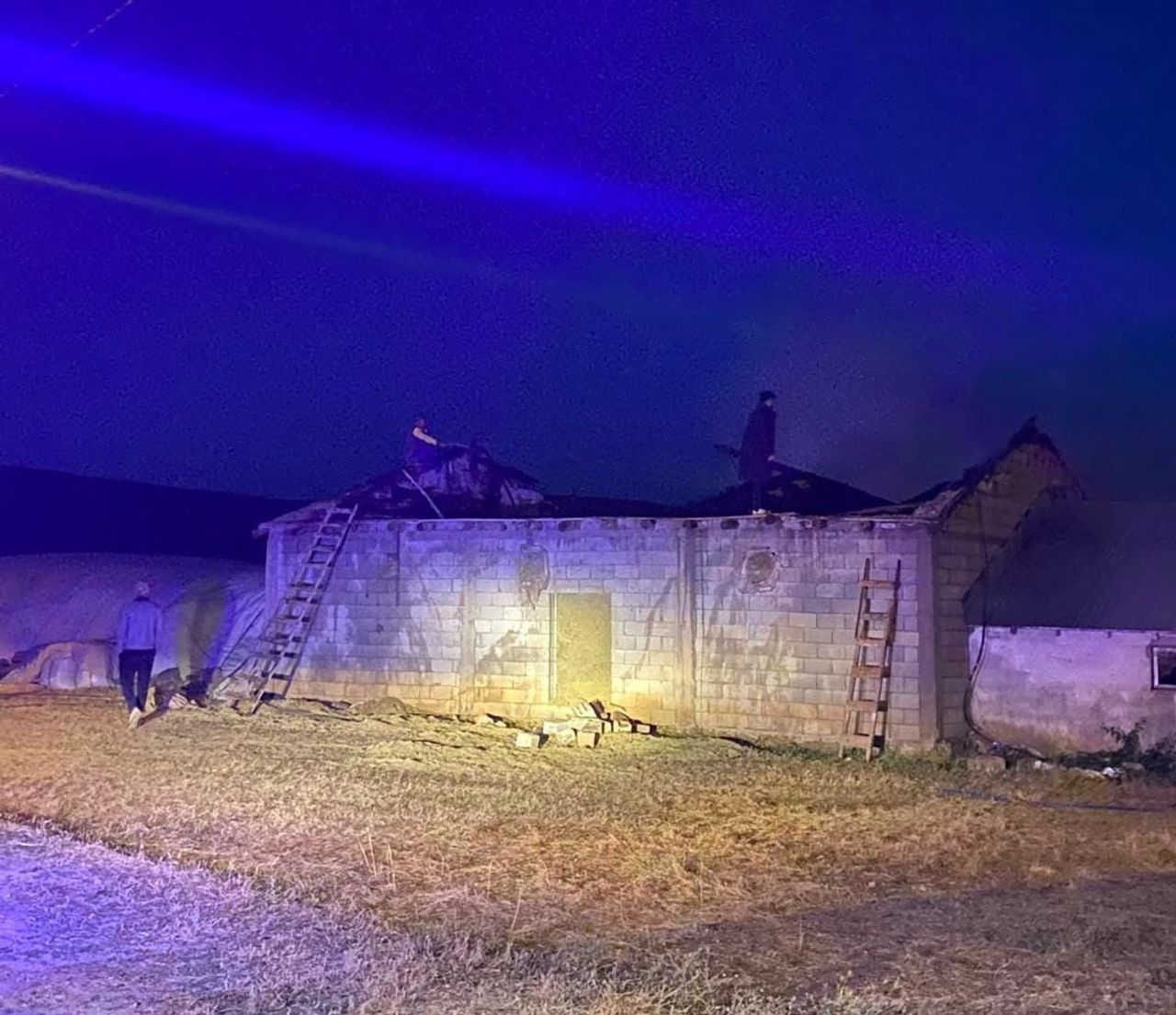 UŞ'UN KORKUT İLÇESİNDE GECE SAATLERİNDE ÇIKAN AHIR YANGINI SAATLER GEÇMESİNE RAĞMEN KONTROL ALTINA...