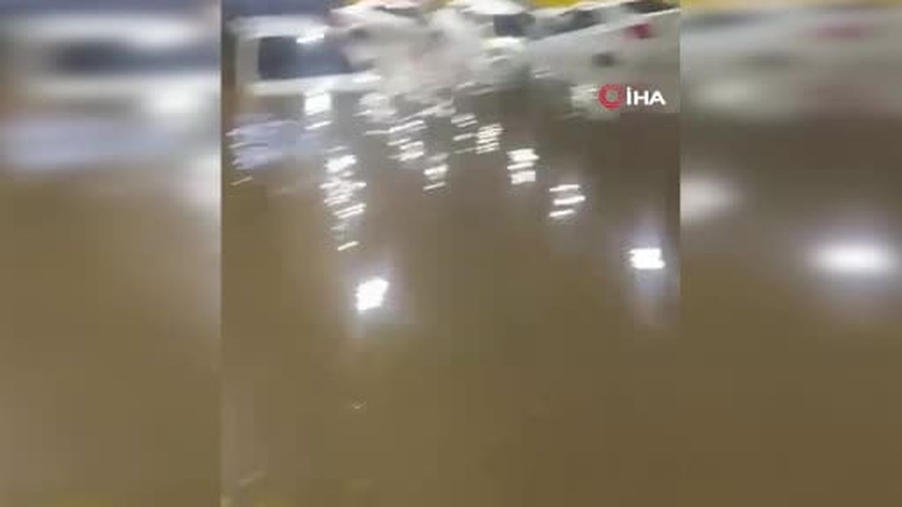 Brezilya'nın Sao Paulo kentinde şiddetli yağışın yol açtığı sel sonucu sular altında kalan tünelde...
