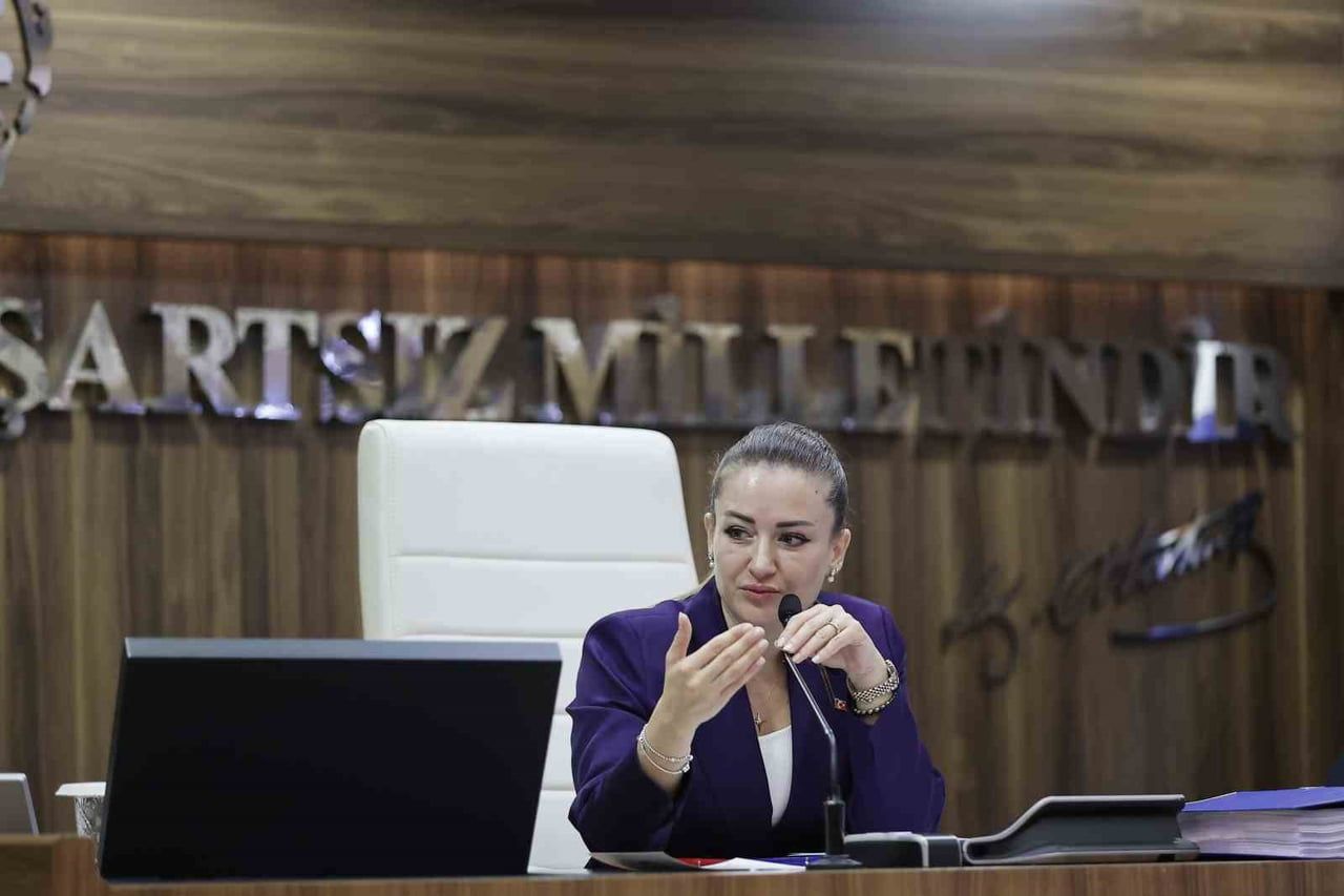 ANTALYA BÜYÜKŞEHİR BELEDİYE BAŞKANVEKİLİ BÜŞRA ÖZDEMİR, AK PARTİ'YE GEÇECEĞİ YÖNÜNDE ÇIKAN...