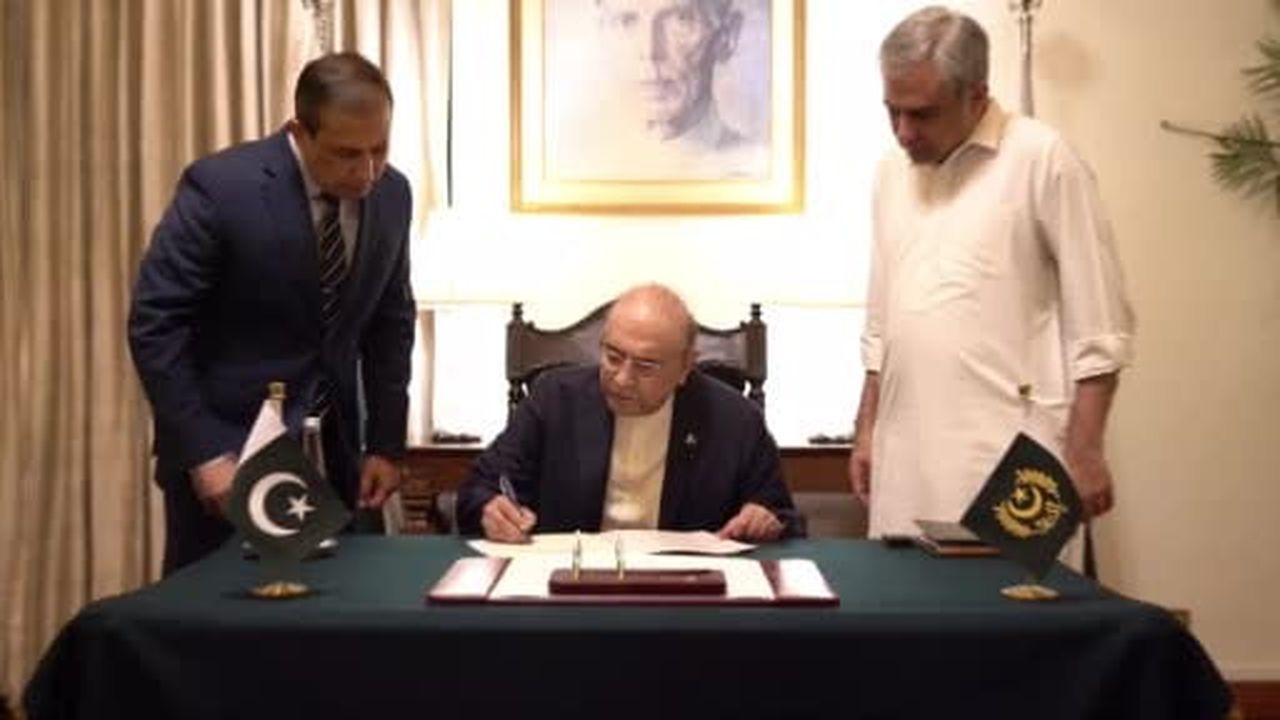 Pakistan Cumhurbaşkanı Asıf Ali Zerdari, tutuklu eski Başbakan İmran Khan'ın destekçilerinin...