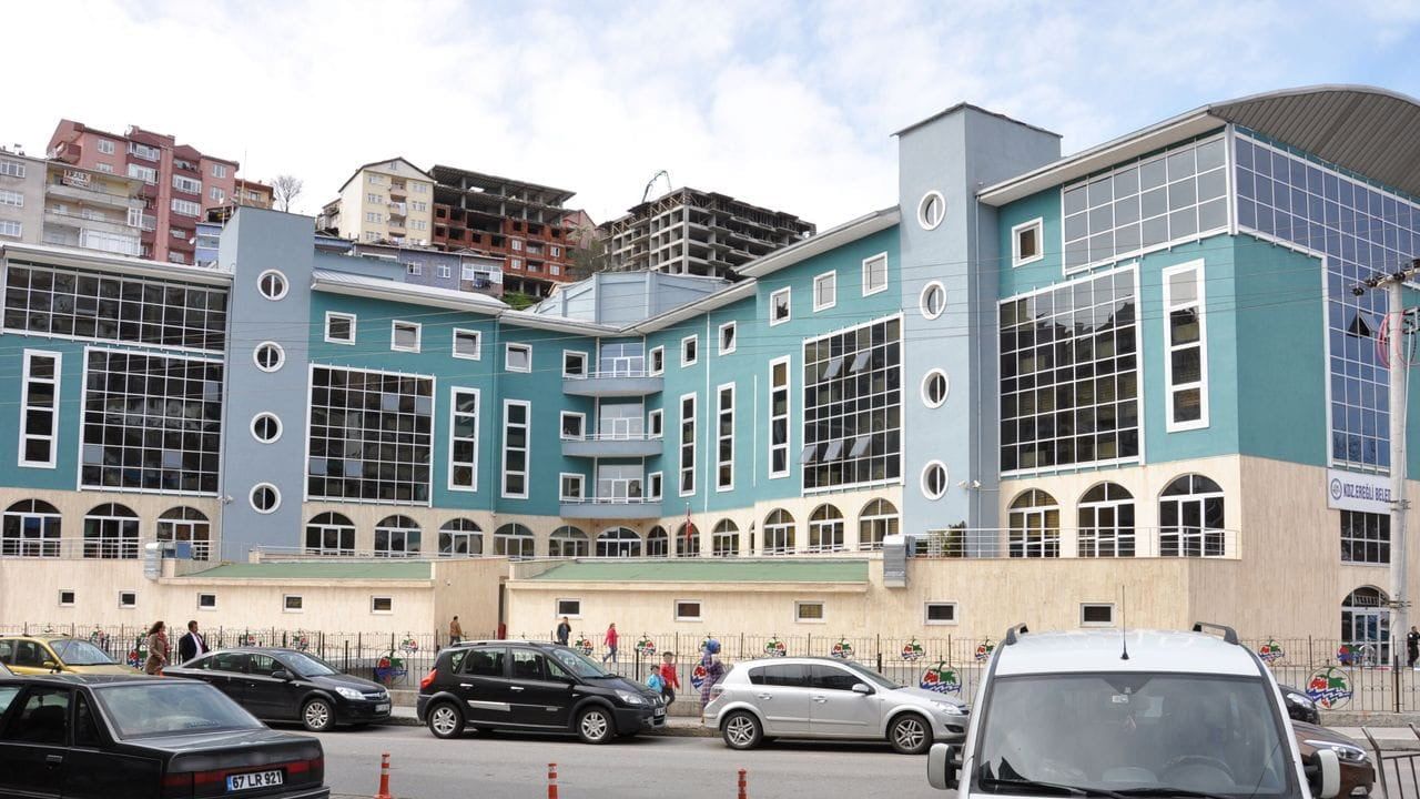 ZONGULDAK’IN KARADENİZ EREĞLİ İLÇESİNDE CHP’Lİ BELEDİYEDE GÖREV YAPAN KADIN PERSONEL İLE ZABITA...