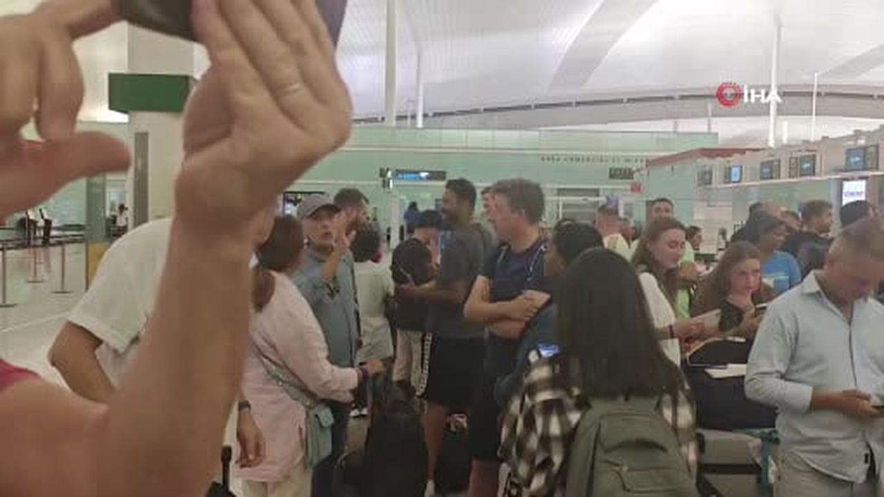 İspanya'nın birçok bölgesinde etkili olan şiddetli yağış ve fırtına nedeniyle Barcelona-El Prat...