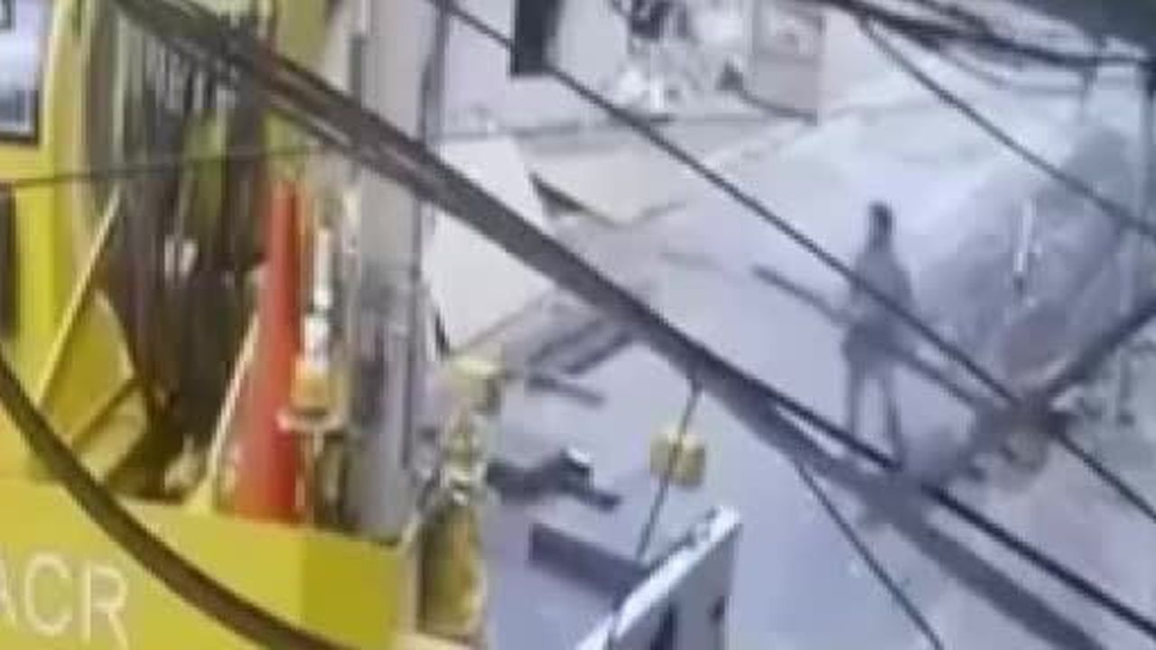 Vinç halatı koptu, bir işçi yüzlerce kiloluk malzemenin altında kalmaktan son anda kurtuldu
