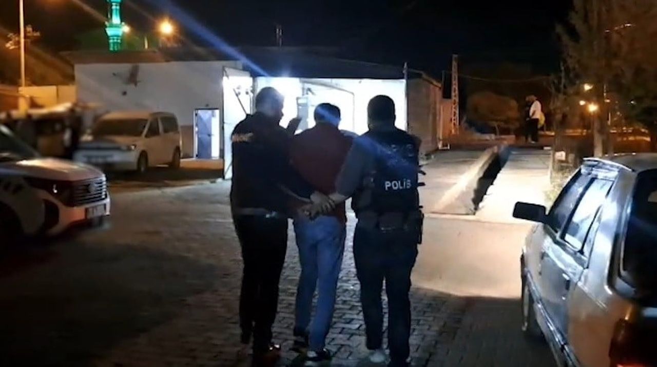 BİTLİS’İN TATVAN İLÇESİNDE POLİS EKİPLERİNCE DURDURULAN BİR ARAÇTA YAPILAN ARAMADA, METAL AKSAM...