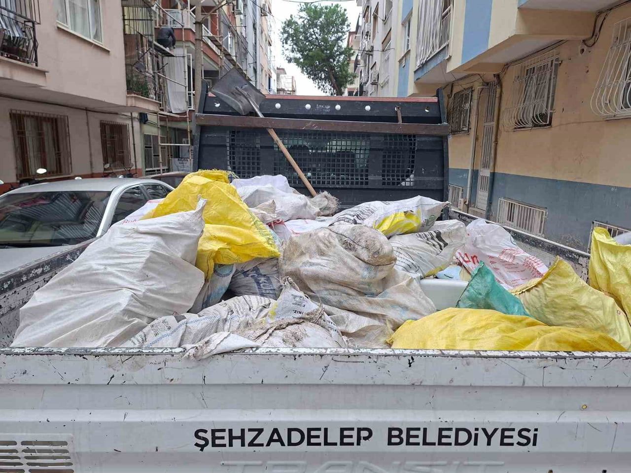 ŞEHZADELER BELEDİYESİ, EV VE İŞ YERLERİNDE YAPILAN TADİLATLAR SONUCU ORTAYA ÇIKAN MOLOZ...
