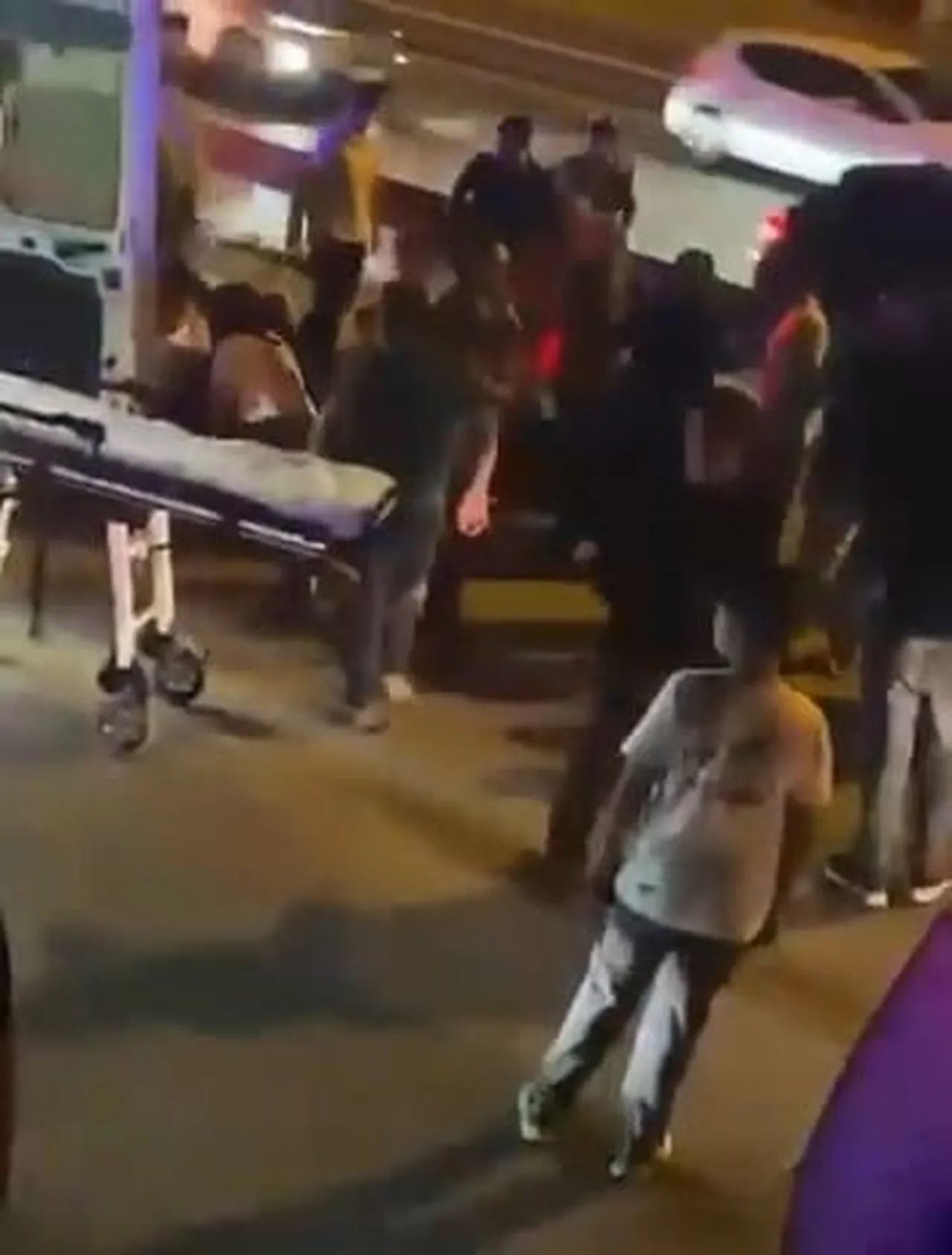BURSA'DA İDDİAYA GÖRE KARŞIDAN KARŞIYA GEÇMEK İSTEYEN İKİ ŞAHIS OTOMOBİLİN ÇARPMASI SONUCU...
