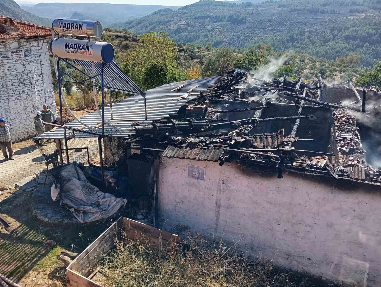 AYDIN’DA ÇIKAN YANGINDA BİR EV KÜLE DÖNDÜ