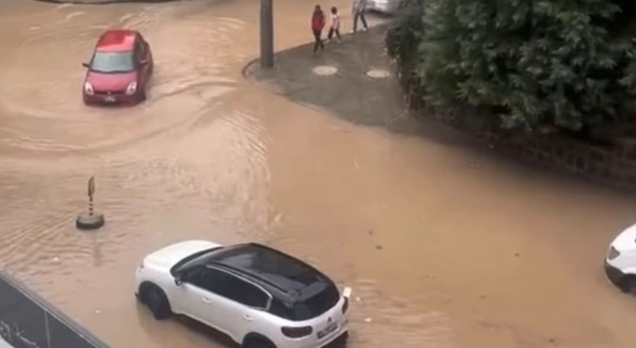KENTİN FARKLI NOKTALARINDA YOLLAR ADETA GÖLE DÖNDÜ