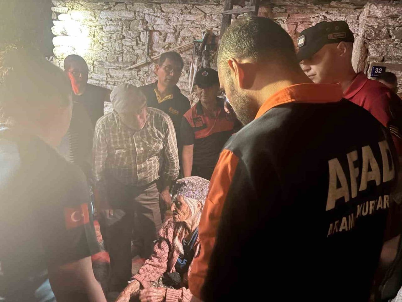 AYDIN'IN ÇİNE İLÇESİNDE KAYBOLAN 86 YAŞINDAKİ ALZHEİMER HASTASI KADIN, EKİPLERİN SAATLER SÜREN...