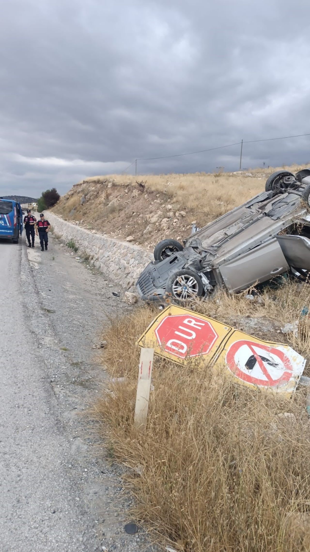 AFYONKARAHİSAR'DA KONTROLDEN ÇIKARAK REFÜJE DEVRİLEN OTOMOBİLDE 2 KİŞİ YARALANDI.