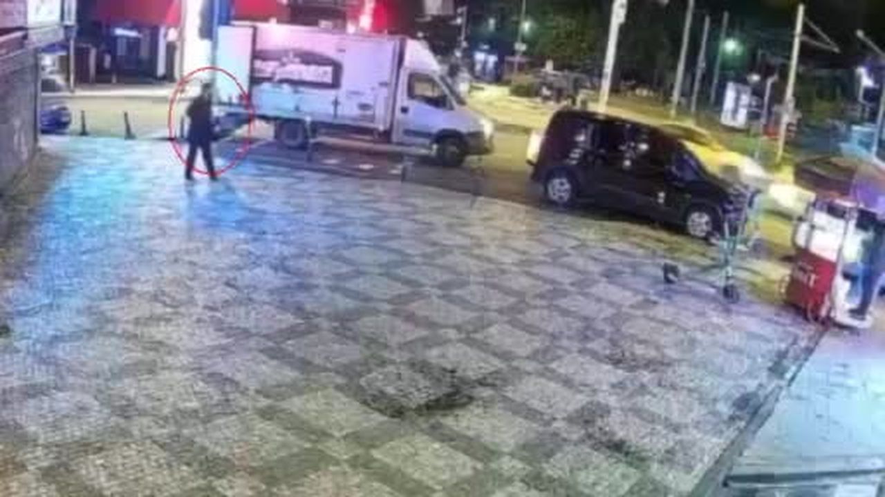 Kadıköy'de döviz bürosunu kurşunlayıp çalıntı plakayla kaçan 5 şüpheli tutuklandı