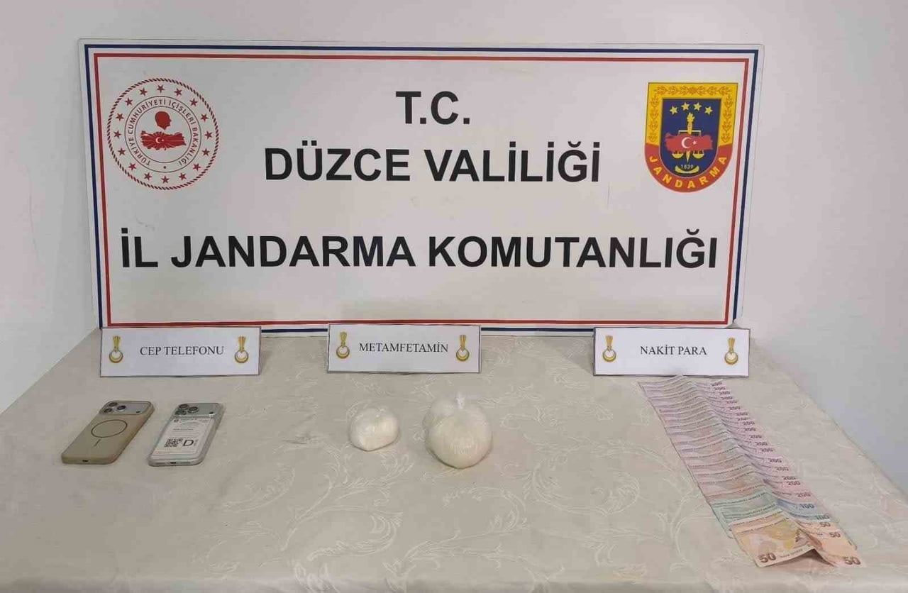 DÜZCE İL JANDARMA KOMUTANLIĞI EKİPLERİNİN DÜZENLEDİĞİ UYUŞTURUCU OPERASYONUNDA ARAÇTA GİZLİ...