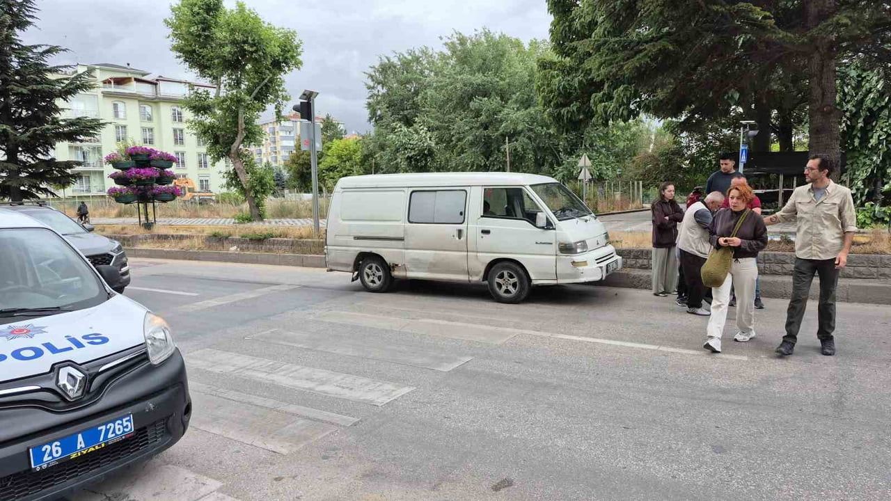 ESKİŞEHİR'DE YAYA GEÇİDİNDE DURAMAYAN MİNİBÜSÜN KENDİLERİNE ÇARPMASI SONUCUNDA YARALANAN ANNEANNE...
