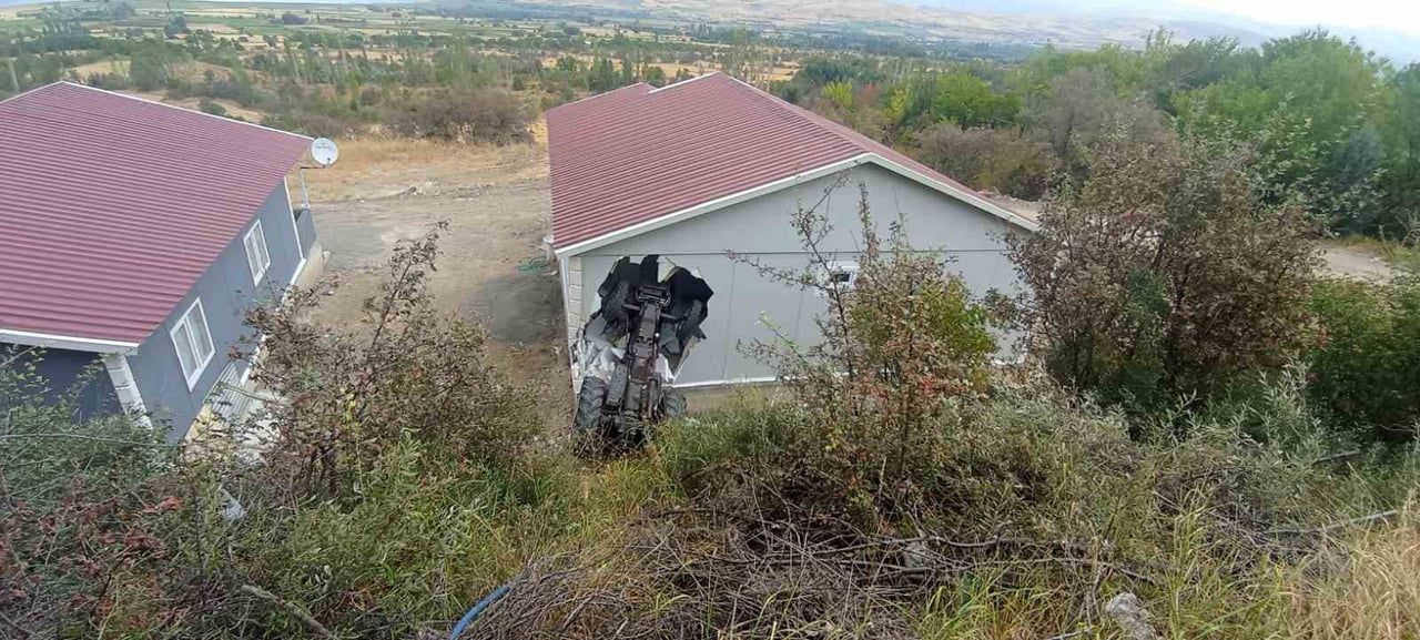 SİVAS'IN AKINCILAR İLÇESİNDE PARK HALİNDEYKEN HAREKET EDEN TRAKTÖR, YOLUN ALT KISMINDA BULUNAN TEK...