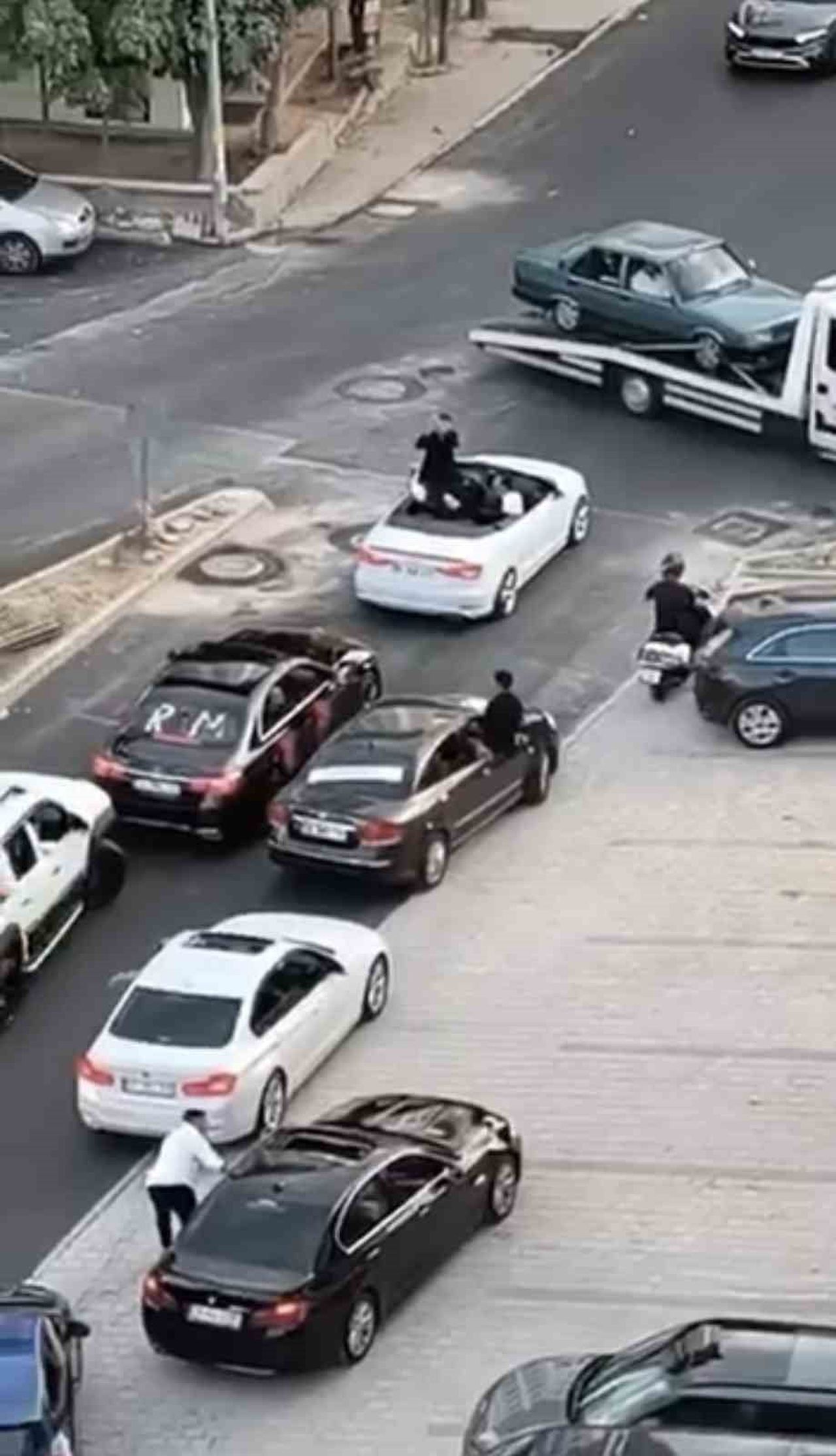 BURSA'DA DÜĞÜN KONVOYU YOLU TRAFİĞE KAPATTI