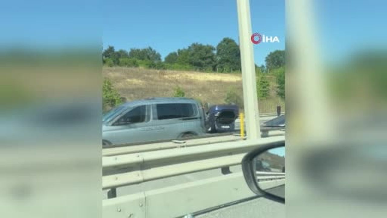 İstanbul Havalimanı yolunda hafriyat kamyonu devrildi. Olay yerine çok sayıda sağlık ve itfaiye...