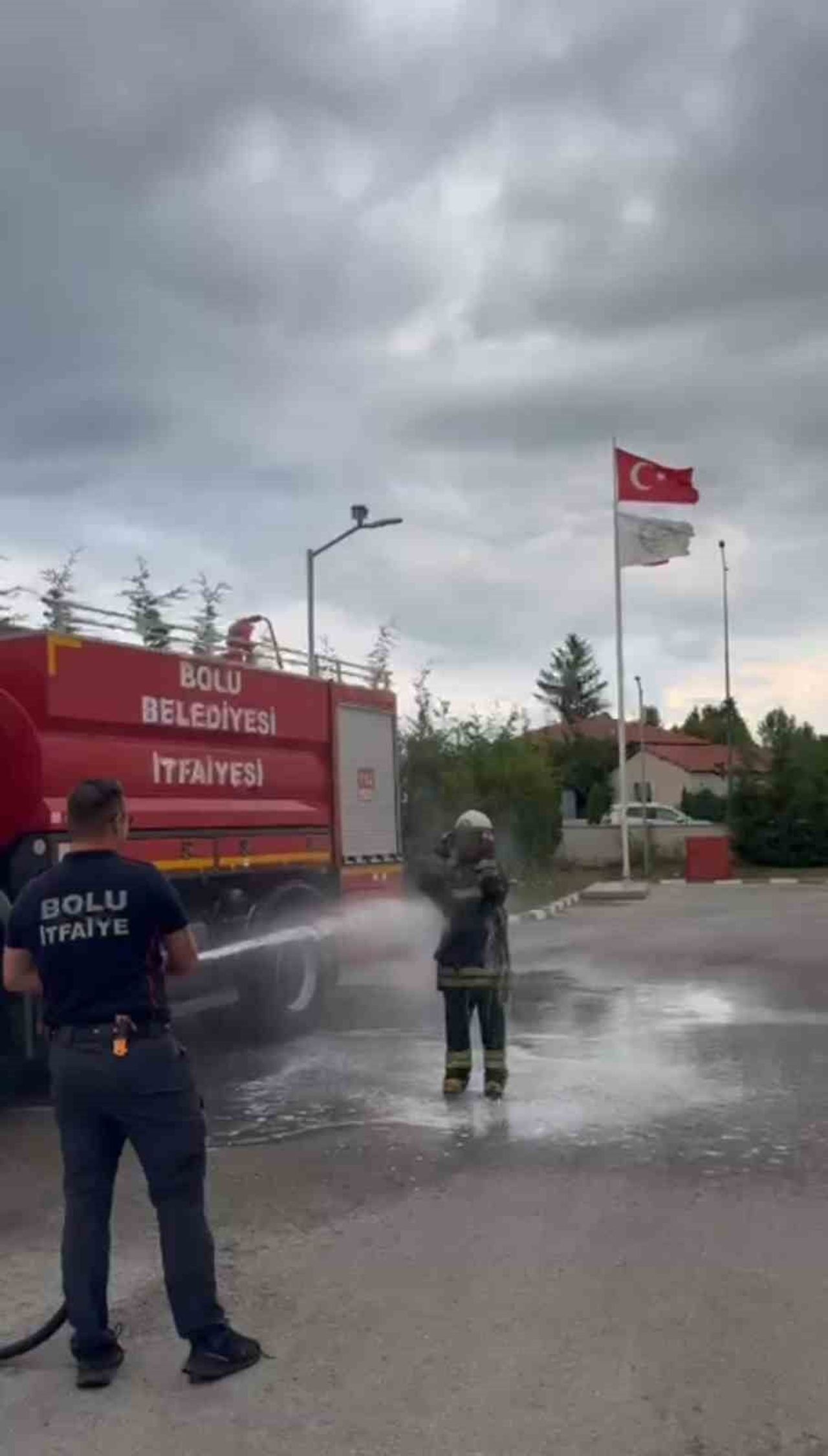 BOLU BELEDİYESİ İTFAİYE MÜDÜRLÜĞÜ’NDE STAJINI TAMAMLAYAN ÖĞRENCİ, SON GÜNÜNDE MESLEKTAŞLARININ...