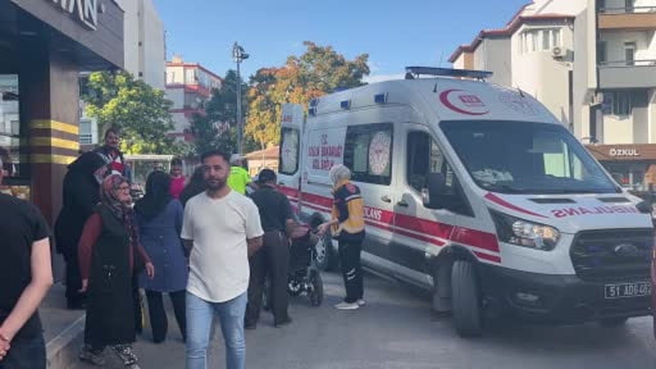 Niğde'de otomobil yaya geçidinde engelli vatandaşa çarptı