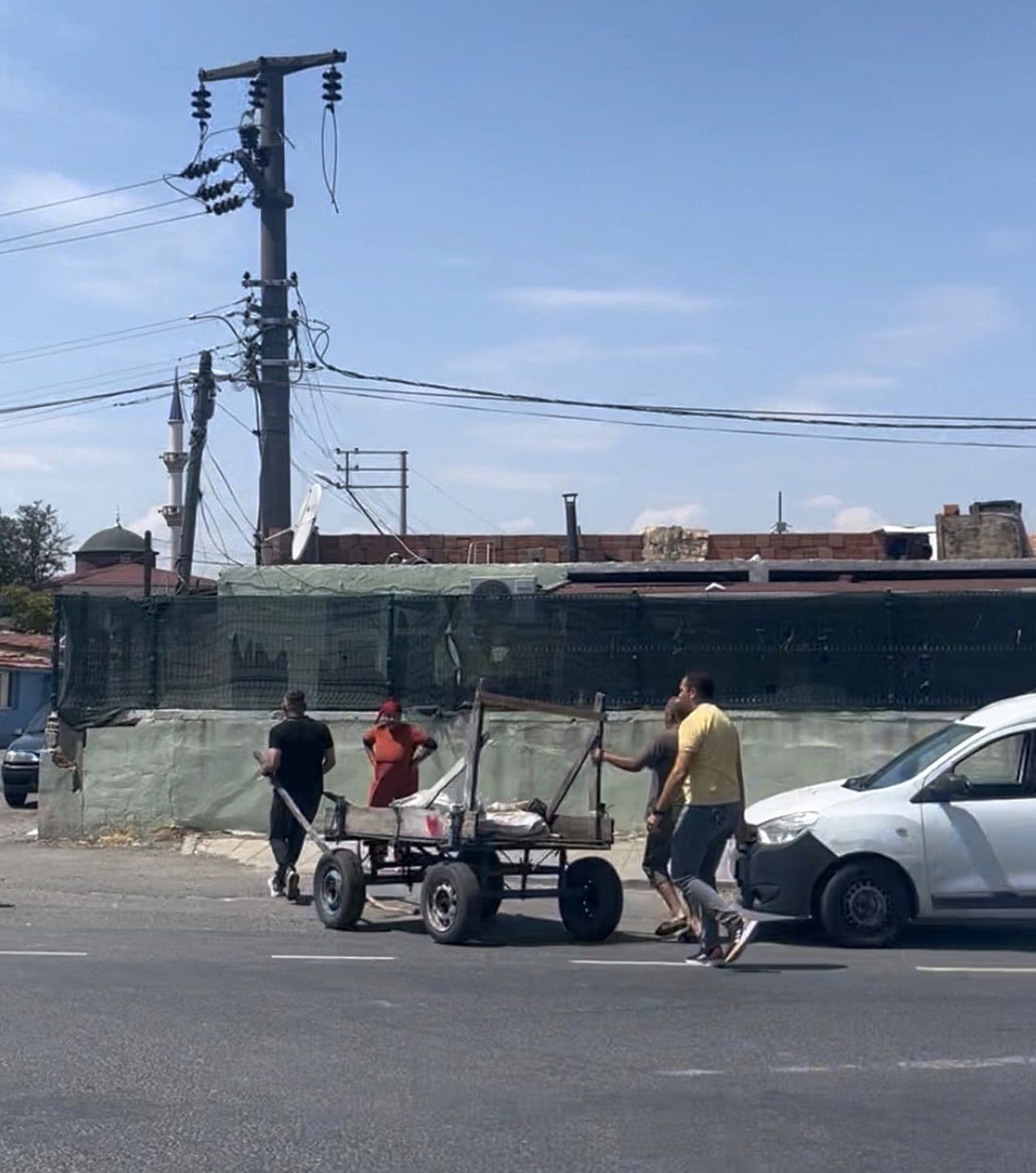 ÇORLU'DA BİR ANDA HIZLANARAK TRAFİĞE DALAN AT ARABASI, HAFİF TİCARİ ARAÇ İLE ÇARPIŞTI. OLAYDA İKİ...