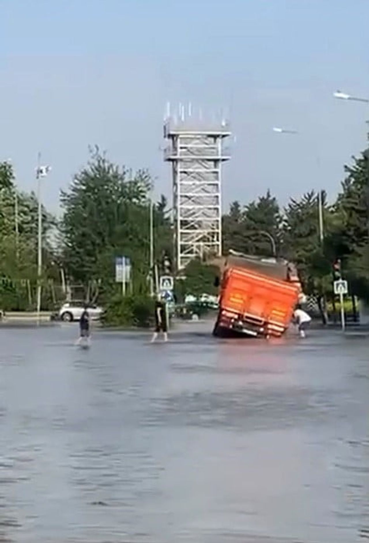ADANA’DA PATLAYAN SU BORUSU NEDENİYLE YOLLAR GÖLE DÖNDÜ.