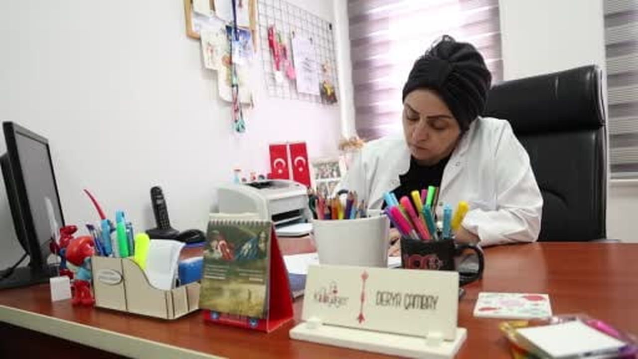 Türkiye'de tek olan kimyager Derya Çambay Elazığ havuzlarını ulusal standartlarda tutuyor