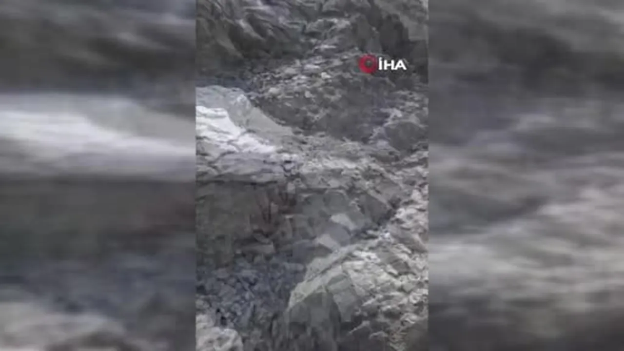Fransa'nın Mont Blanc Dağı'nda bulunan Gouter Koridoru'nda dağcıların üzerine taş ve kaya...