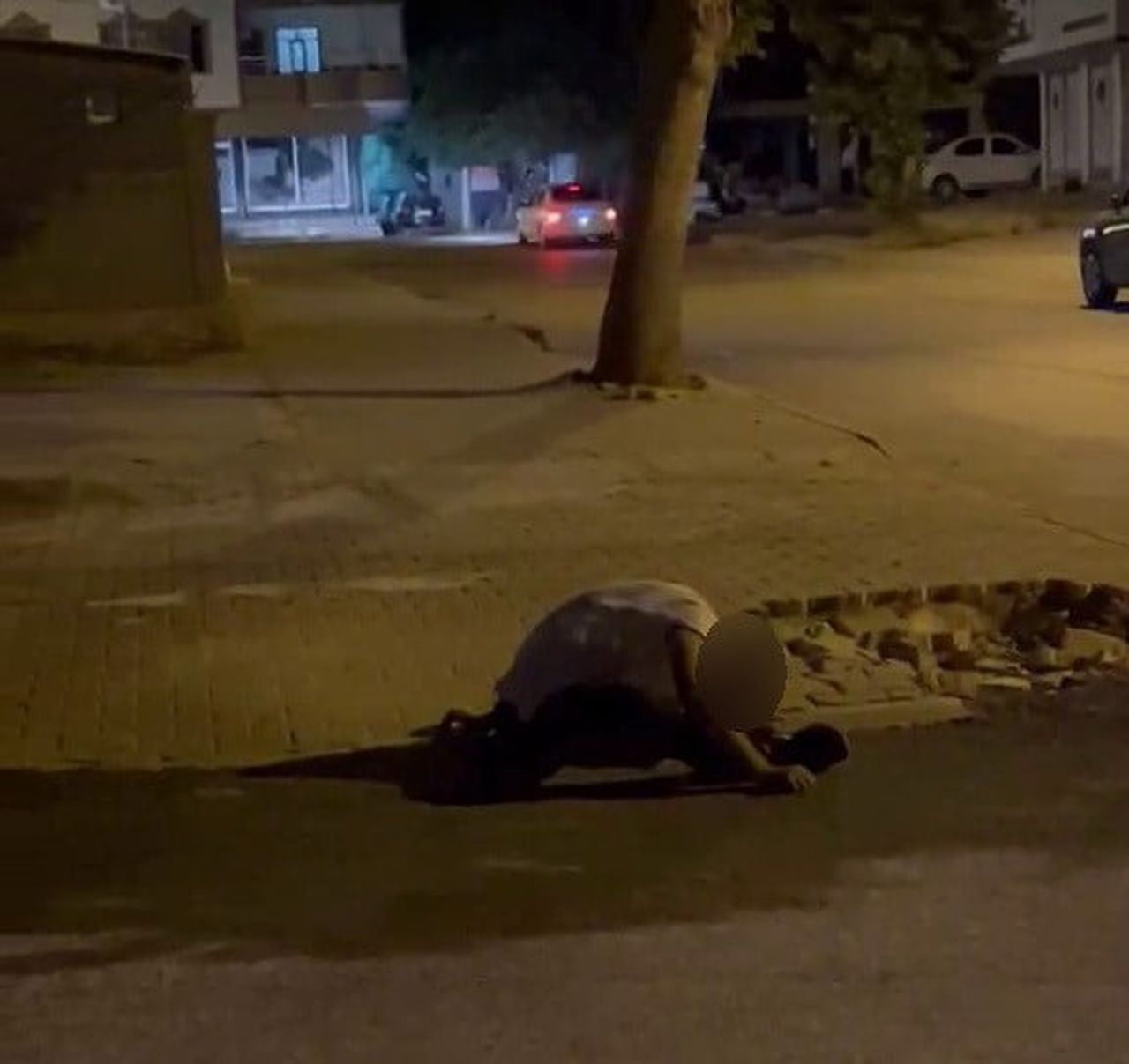 ADIYAMAN’DA, KULLANDIĞI MADDENİN ETKİSİNDE KALAN BİR ŞAHIS SOKAK ORTASINA YIĞILIP KALDI.