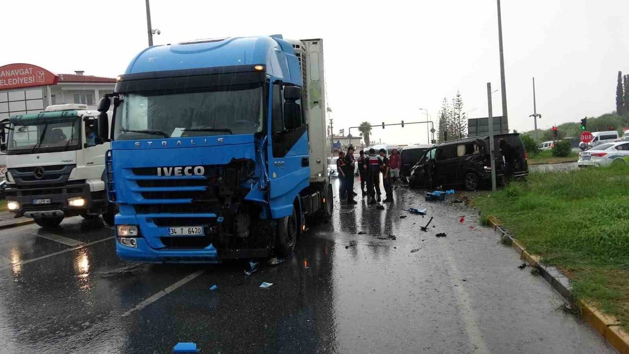 ANTALYA'NIN MANAVGAT İLÇESİNDE IŞIK İHLALİ SONUCU MEYDANA GELEN 3 ARAÇLI ZİNCİRLEME KAZADA 2’Sİ...