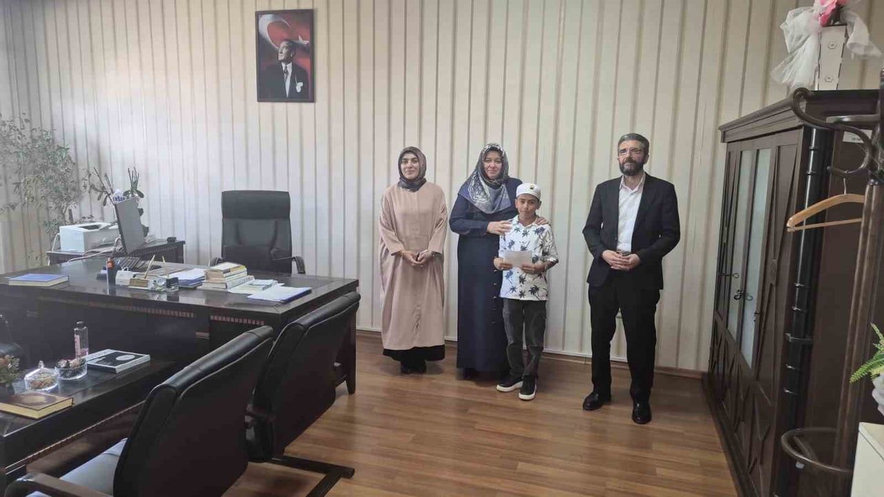 ERZURUM İL MÜFTÜLÜĞÜ TARAFINDAN HAFIZLIK EĞİTİMİ VERİLEN KUR'AN KURSU ÖĞRENCİLERİ ARASINDA...