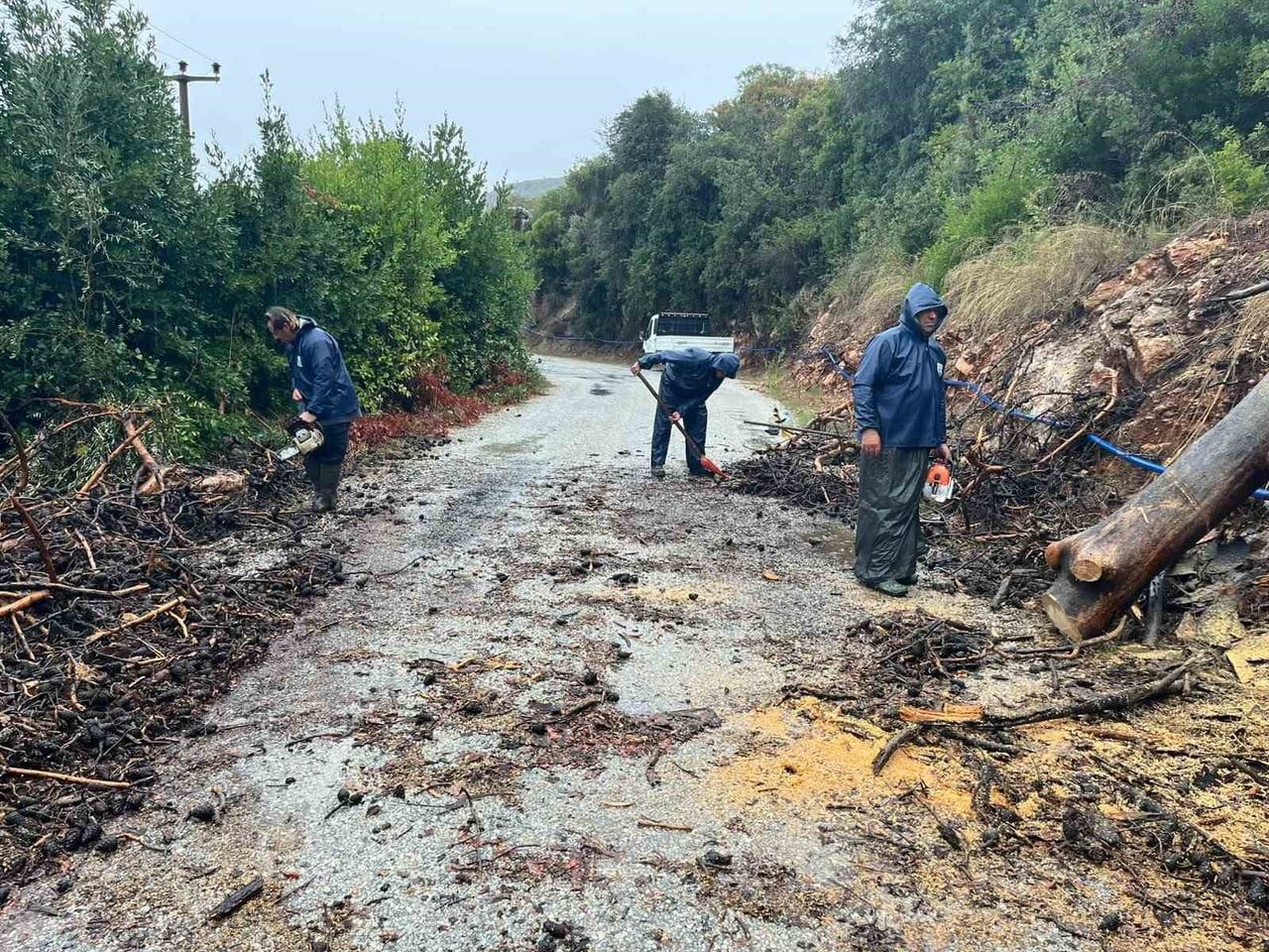 MARMARİS’TE SAĞANAK SONRASI BELEDİYE EKİPLERİNDEN MÜDAHALE