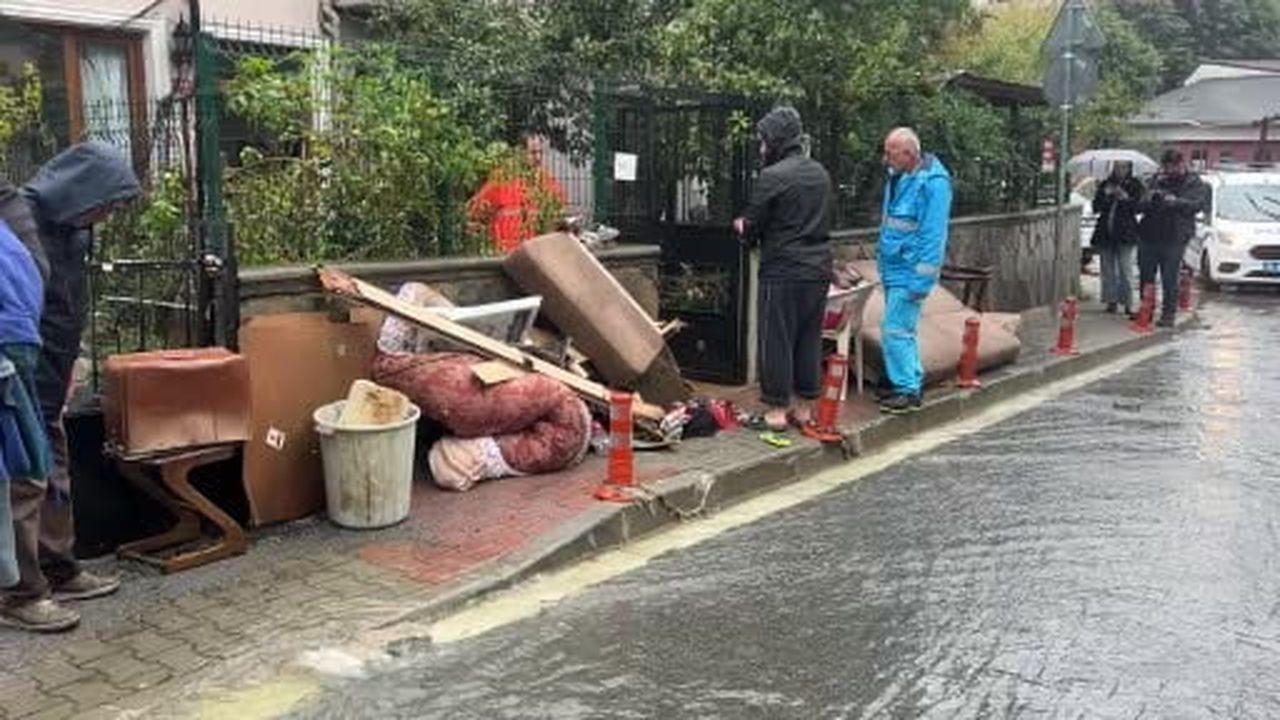 Beykoz'da su baskının bilançosu gün ağarınca ortaya çıktı: Sular altındaki eşyalar böyle tahliye...