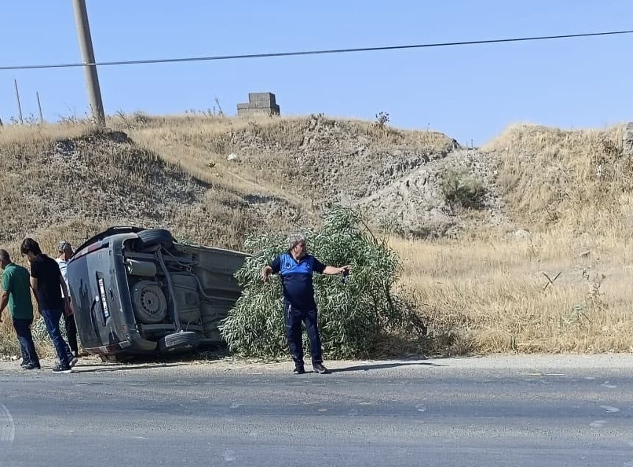 ADIYAMAN’IN KAHTA İLÇESİNDE HAFİF TİCARİ ARACIN TEKERLEĞİNİN PATLAMASI SONUCU TAKLA ATMASIYLA...