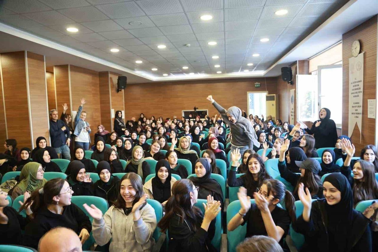 "BAŞKAN OKULUMDA" PROGRAMIYLA ÖĞRENCİLERLE BULUŞAN CANİK BELEDİYE BAŞKANI İBRAHİM SANDIKÇI...