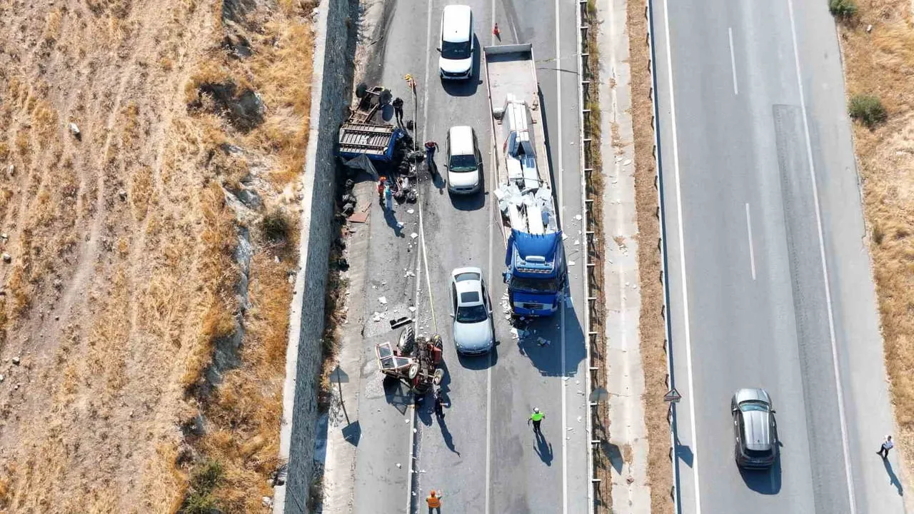AYDIN'IN EFELER İLÇESİ MUĞLA KARAYOLU ÜZERİNDE MANGAL KÖMÜRÜ YÜKLÜ TRAKTÖR İLE MERMER YÜKLÜ TIRIN...