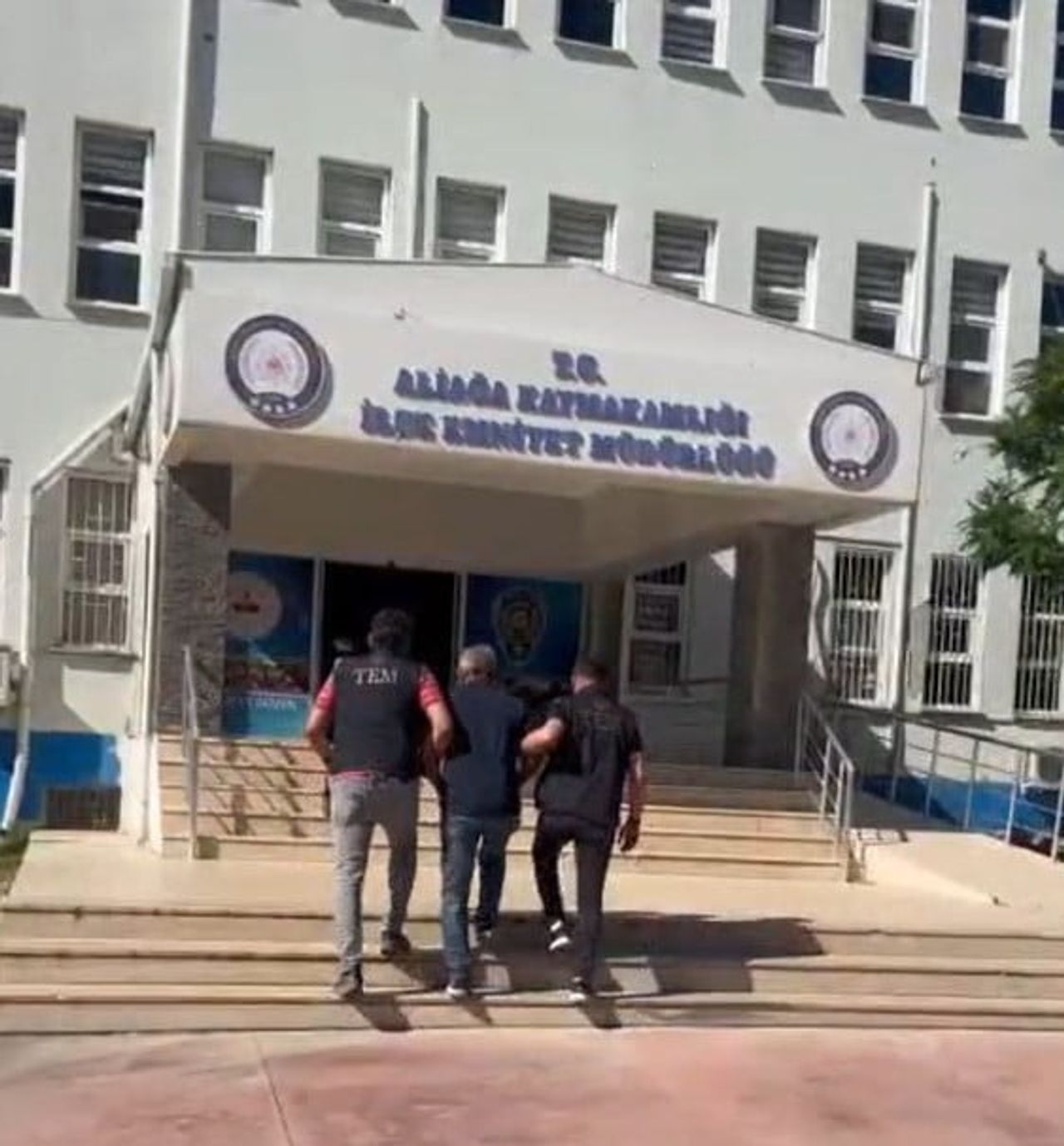 İZMİR'İN ALİAĞA İLÇESİNDE, HAKKINDA "ÇOCUĞA CİNSEL İSTİSMAR" SUÇUNDAN 9 YIL 10 AY KESİNLEŞMİŞ...