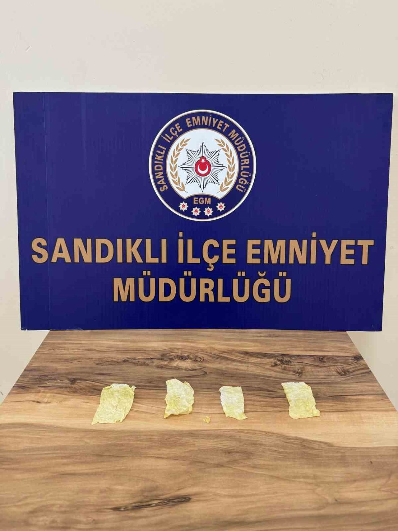 AFYONKARAHİSAR’DA 4 ADET PEÇETEYE EMDİRİLMİŞ UYUŞTURUCU MADDE İLE YAKALANAN ŞAHIS...