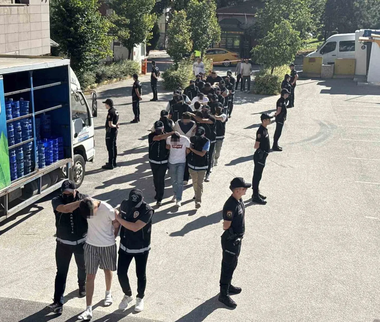 ESKİŞEHİR'DE POLİS EKİPLERİNCE DÜZENLENEN VE 147 BİN 321 ADET UYUŞTURUCU HAPIN ELE GEÇİRİLDİĞİ...