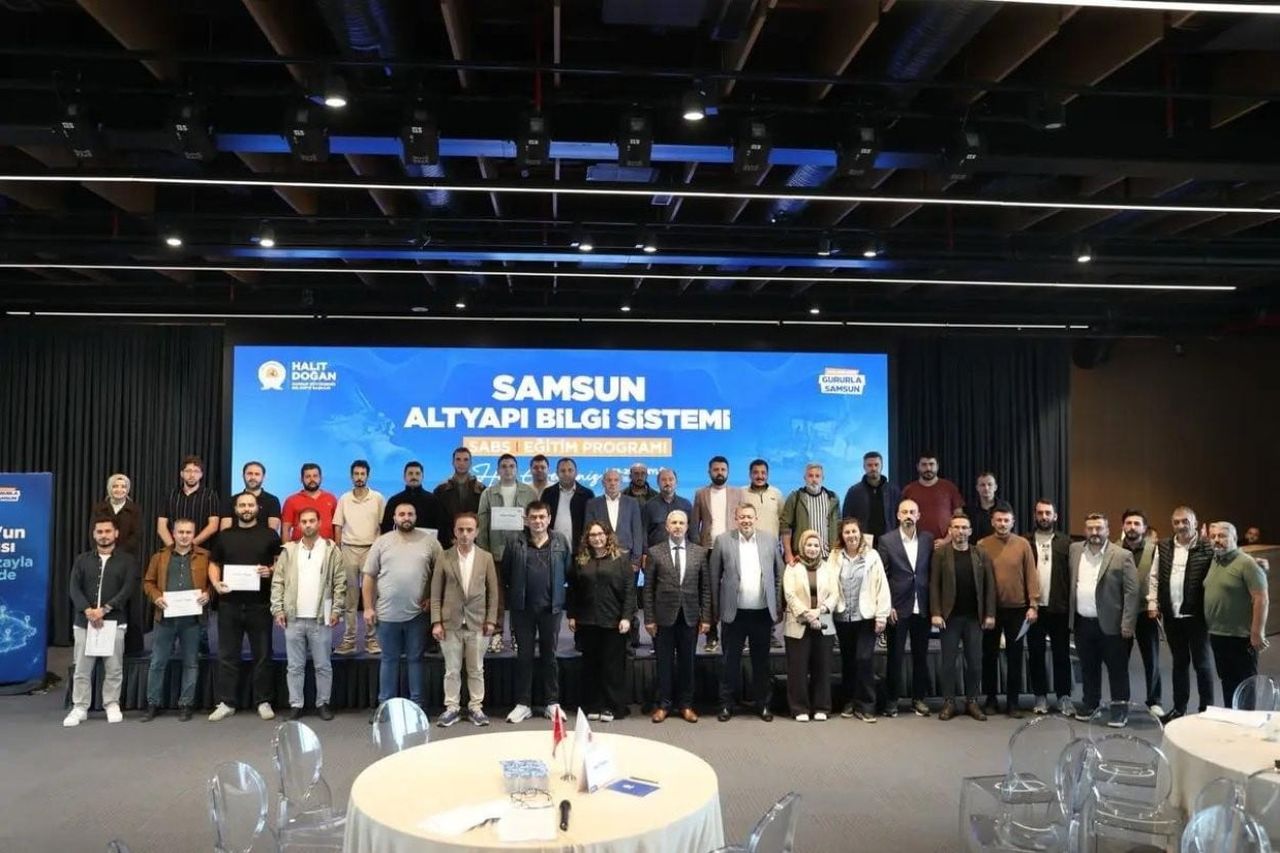 EĞİTİM SONRASI TOPLU FOTOĞRAF ÇEKİLMESİ