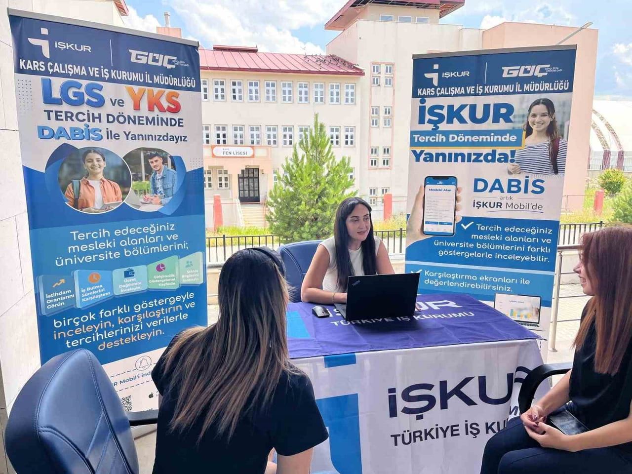 KARS'TA ÜNİVERSİTE ADAYLARINA DİJİTAL TERCİH REHBERİ: İŞKUR'DAN DABİS DESTEĞİ(KARS-İHA)