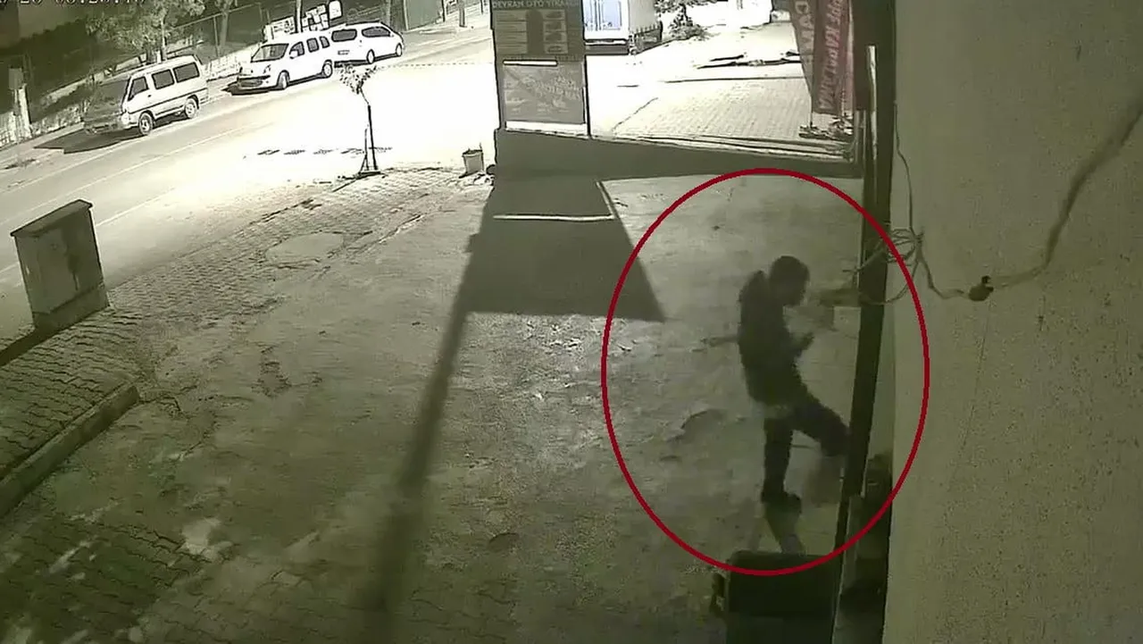SİİRT'TE AYAKTA DURAMAYAN ALKOLLÜ ŞAHSIN İŞ YERİNİ TEKMELEYEREK KIRDIĞI ANLAR GÜVENLİK KAMERASINA...
