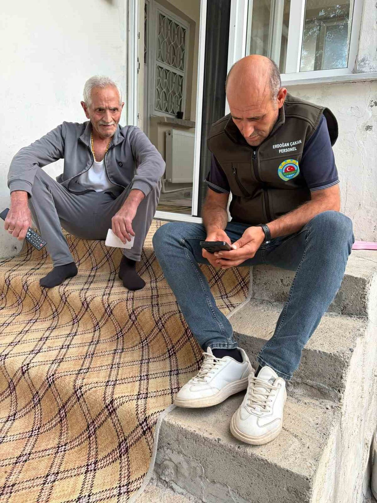 MUŞ’UN MALAZGİRT İLÇESİNDE RAHATSIZLIĞI VE YAŞLILIĞI NEDENİYLE ZİRAAT ODASINA GELEMEYEN ÇİFTÇİNİN...