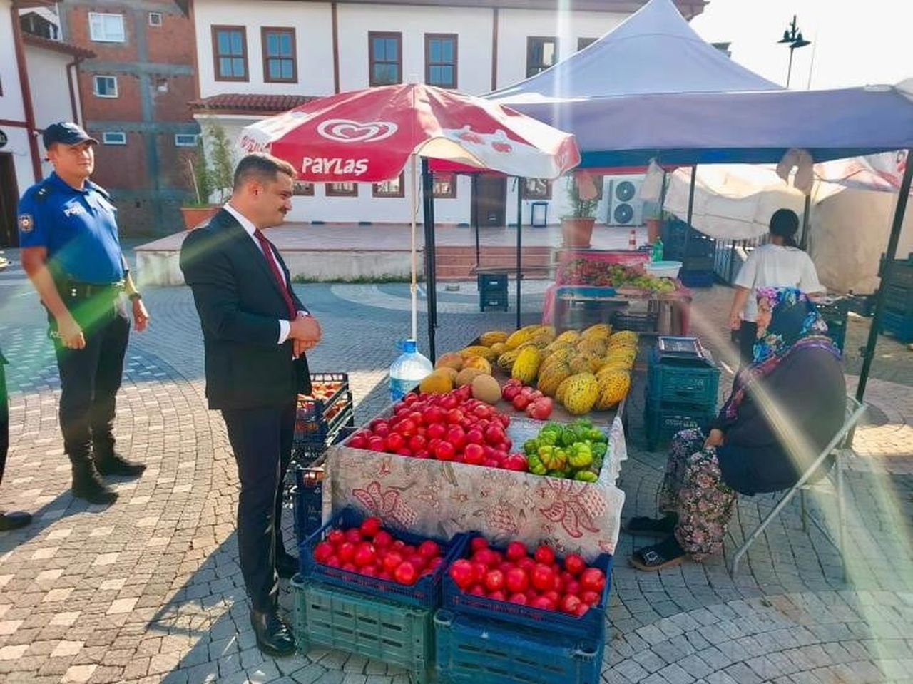 KAYMAKAM TİTİZ, MEYVE VE SEBZE TEZGÂHLARINI İNCELEDİ
