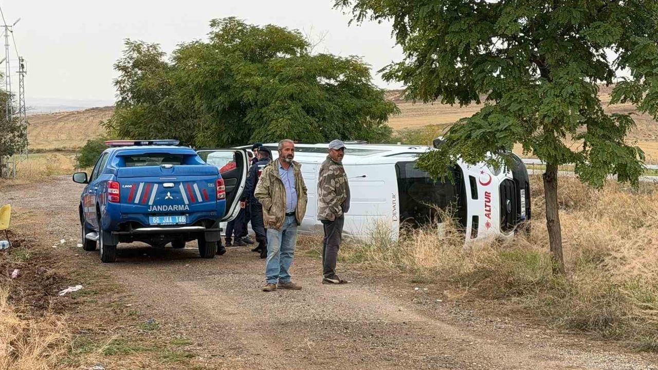 YOZGAT'IN YERKÖY İLÇESİNDE MİNİBÜSÜN DEVRİLMESİ SONUCU 8 KİŞİ YARALANDI.
