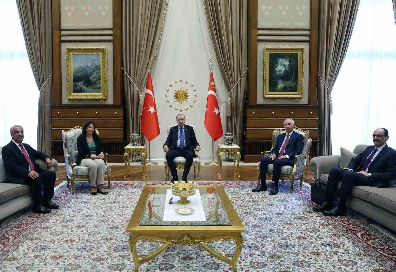 CUMHURBAŞKANI RECEP TAYYİP ERDOĞAN, DEM PARTİLİ MİLLERVEKİLLERİNİ KABUL ETTİ.