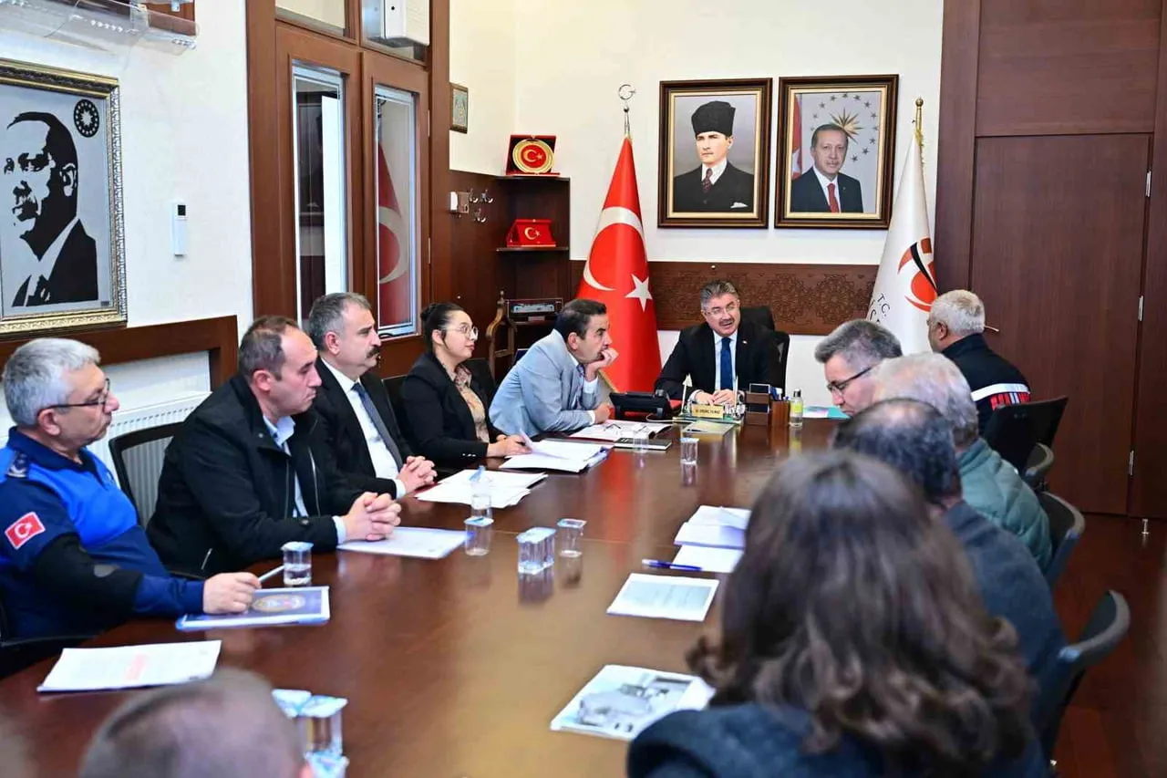 ESKİŞEHİR VALİSİ DR. ERDİNÇ YILMAZ, DÜZENLEDİĞİ HALK GÜNÜ TOPLANTISI KAPSAMINDA VATANDAŞLARLA BİR...